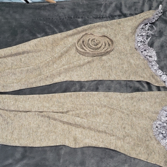 Vintage style scarf with rose and lace - Picture 3 of 5